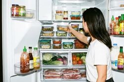 Đừng tiện tay nhét những thực phẩm này vào cánh cửa tủ lạnh