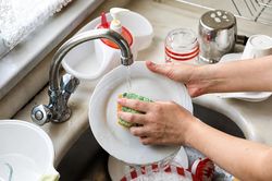 Rửa bát tưởng dễ nhưng nếu giữ 5 thói quen này, bạn chỉ đang 'nuôi' thêm vi khuẩn