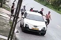 Chặn đầu ô tô, đánh tài xế rồi lớn tiếng: 'Mày biết bố mày là ai không?'