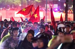 Người dân đội mưa đổ ra đường mừng tuyển Việt Nam thắng Thái Lan 2-0