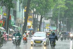Hà Nội cục bộ có nơi mưa rất to