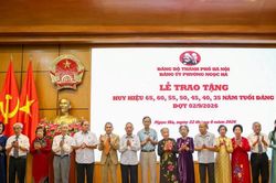 Phường Ngọc H&agrave; trao Huy hiệu Đảng đợt 2/9 tặng 409 đảng vi&ecirc;n