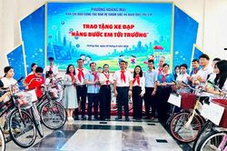 Phường Ho&agrave;ng Mai tặng 36 xe đạp &ndash; n&acirc;ng bước em đến trường