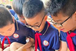 Trẻ em trước rủi ro trên mạng: 'Hàng rào' nào là đủ?