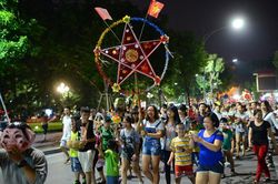 Trải nghiệm Trung thu xưa, rước đ&egrave;n truyền thống quanh phố cổ H&agrave; Nội
