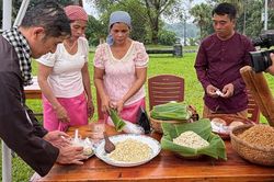 Thưởng thức b&aacute;nh l&aacute; m&iacute;t, cốm dẹt miền T&acirc;y tại L&agrave;ng Văn h&oacute;a - Du lịch c&aacute;c d&acirc;n tộc Việt Nam
