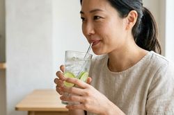 Uống nước chanh sai cách gây hại sức khỏe thế nào?