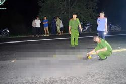 Kinh hoàng người đàn ông bị kẻ lạ mặt đạp ngã, vung dao chém liên tiếp vào đầu giữa đêm