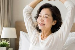 Người trên 50 tuổi cần ngủ bao nhiêu giờ để hạn chế tăng cân và lão hóa?