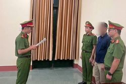Khởi tố Ph&oacute; gi&aacute;m đốc chỉ đạo đổ hơn 1.800.000 kg b&atilde; b&ecirc; t&ocirc;ng ra m&ocirc;i trường