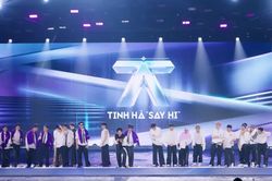 Sân khấu nước Tinh Hà 'Say Hi': Pháp Kiều gội đầu, Ali Hoàng Dương múa cột