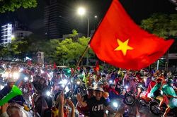 Ảnh người Hà Nội đội mưa lớn xuyên đêm ăn mừng chiến thắng của tuyển Việt Nam trước Thái Lan