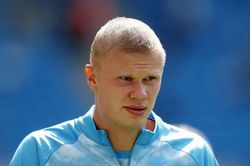 Haaland để tóc lạ lẫm, 'tịt ngòi' trong màn ngược dòng của Man City