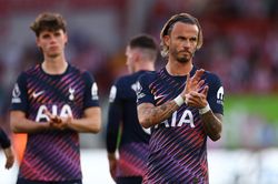 Tottenham thua muối mặt ngày ra quân Premier League