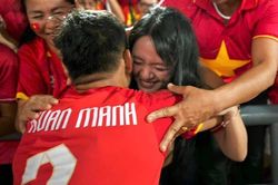 Vợ Quang Hải, gia đình Xuân Mạnh vỡ òa trên sân Rajamangala