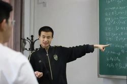 Sách của nhà toán học Vi Thần cháy hàng