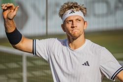 Tay vợt tennis Tây Ban Nha từng không đọc nổi một trang sách