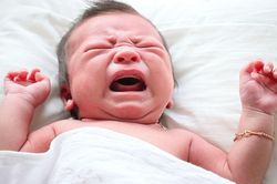 Hành động vô tình của cha mẹ khiến trẻ sơ sinh sợ hãi