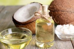Điểm chung bất ngờ giữa dầu dừa và sữa mẹ
