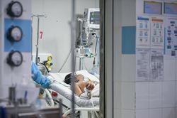 Số ca HIV nhập viện ở TP.HCM tăng 48%, BS chỉ ra 1 đường lây phức tạp
