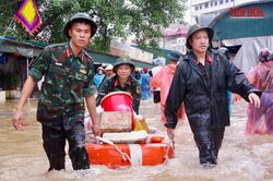 Hàng trăm chiến sĩ dầm mình trong nước lũ giúp người dân ở Lạng Sơn