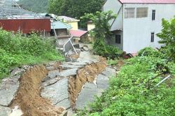 Mưa lớn kéo dài, cảnh báo sạt lở tại xã Quan Sơn