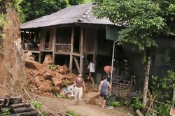 Mưa lớn g&acirc;y sạt lở, đất đ&aacute; tr&agrave;n v&agrave;o nh&agrave; d&acirc;n ở Mường M&igrave;n