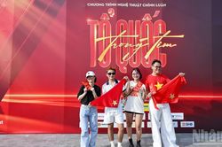 [Ảnh] Những vị kh&aacute;ch đầu ti&ecirc;n h&aacute;o hức tham gia Chương tr&igrave;nh 'Tổ quốc trong tim'