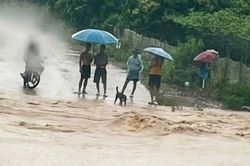 Bắc Ninh: Qu&acirc;n đội hỗ trợ Nh&acirc;n d&acirc;n chống lũ