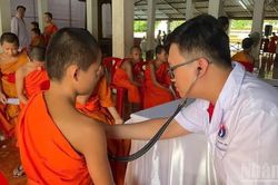 Chương trình khám bệnh, cấp phát thuốc miễn phí tại Luang Prabang, Lào