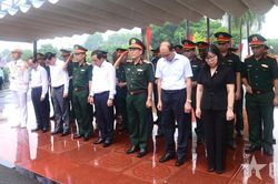 Lãnh đạo TP Hà Nội kiểm tra công tác lấy mẫu hài cốt liệt sĩ tại Nghĩa trang Mai Dịch