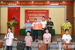 Trao quà an sinh xã hội tại xã Hiền Quan (tỉnh Phú Thọ)
