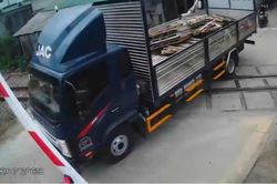 Một ph&uacute;t vượt ẩu, t&agrave;i xế xe tải bị phạt hơn 40 triệu đồng, tước bằng 3 th&aacute;ng