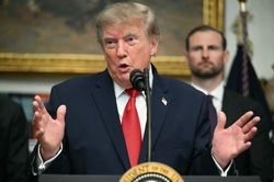 Mỹ c&acirc;n nhắc đặt t&ecirc;n t&agrave;u s&acirc;n bay để vinh danh Tổng thống Donald Trump