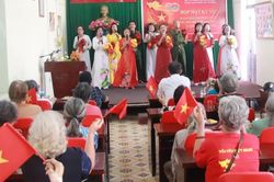 Chăm sức khỏe, dưỡng tinh thần người cao tuổi