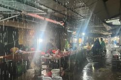 Hà Nội ứng phó bão số 4, chợ vắng khách do mưa lớn kéo dài