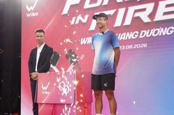 Người hâm mộ đội mưa gặp Quang Dương tại Hà Nội