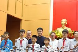 Trao xe đạp, học bổng 'tiếp sức' học sinh khó khăn ở Phú Thọ