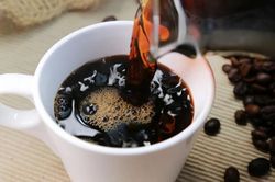 Người Mỹ thắt chặt hầu bao nhưng vẫn không bỏ cà phê, đồ ăn nhanh và những món 'tự thưởng'