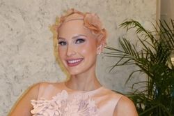 Miss World 2026: Hoa hậu Mỹ Mary Sickler gây xúc động với mái đầu rụng tóc phủ đầy hoa