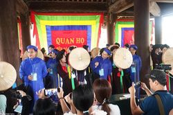 Gi&aacute;o vi&ecirc;n kiều b&agrave;o t&igrave;m về cội nguồn, đắm m&igrave;nh trong những l&agrave;n điệu Quan họ