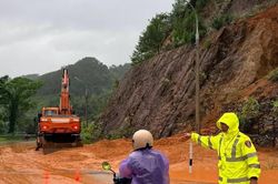 Bão số 4 gây sạt lở, Cảnh sát giao thông Quảng Ninh cấm đường tại khu vực nguy hiểm