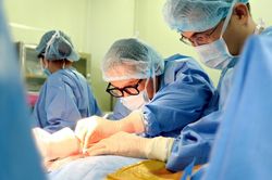Uống nhầm thuốc tẩy bồn cầu bệnh nhân phải tái tạo lại đường tiêu hóa