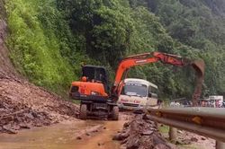 Thái Nguyên: Hơn 500 m3 đất đá sạt trượt tràn vào nhà dân