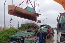 Bộ đội giúp ngư dân Bạch Long Vĩ kéo tàu cá lên bờ