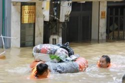 Nhà ngập đến mái, người dân Lạng Sơn bơi trên lũ để di tản
