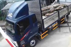 Vượt chắn tàu đang hạ, tài xế bị phạt hơn 41 triệu đồng