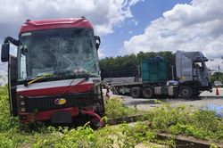 Tai nạn li&ecirc;n ho&agrave;n giữa ng&atilde; tư, xe giường nằm bị n&aacute;t đầu