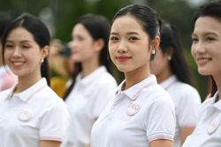 Thí sinh Hoa hậu Việt Nam dâng hoa tại Tượng đài Bác Hồ với đồng bào các dân tộc tỉnh Lai Châu