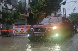 Mưa từ sáng đến tối, nhiều phố trung tâm Hải Phòng ngập sâu